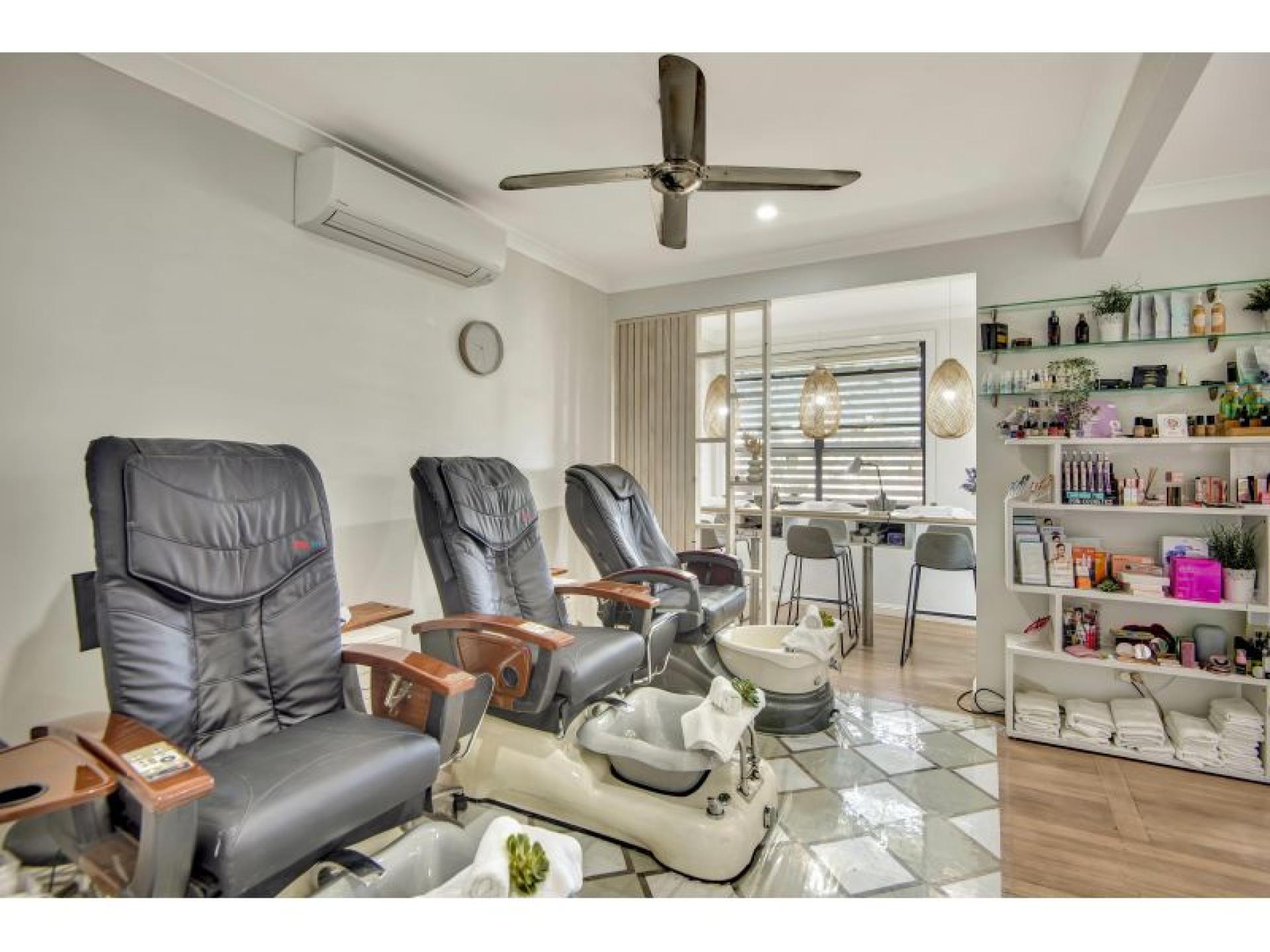 Recently Renovated Beauty / 654727 2