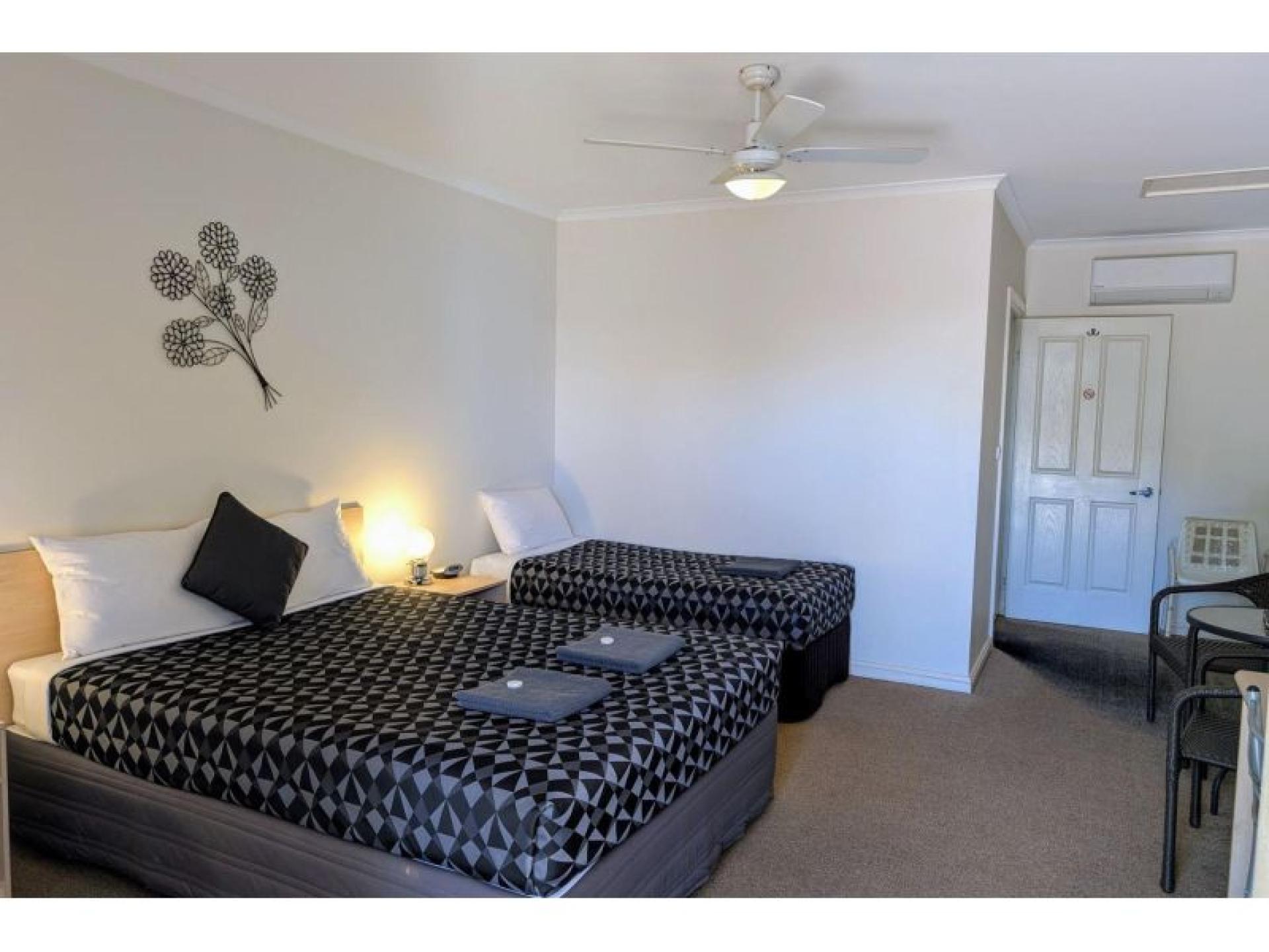 Goolgowi Motor Inn  656151 2