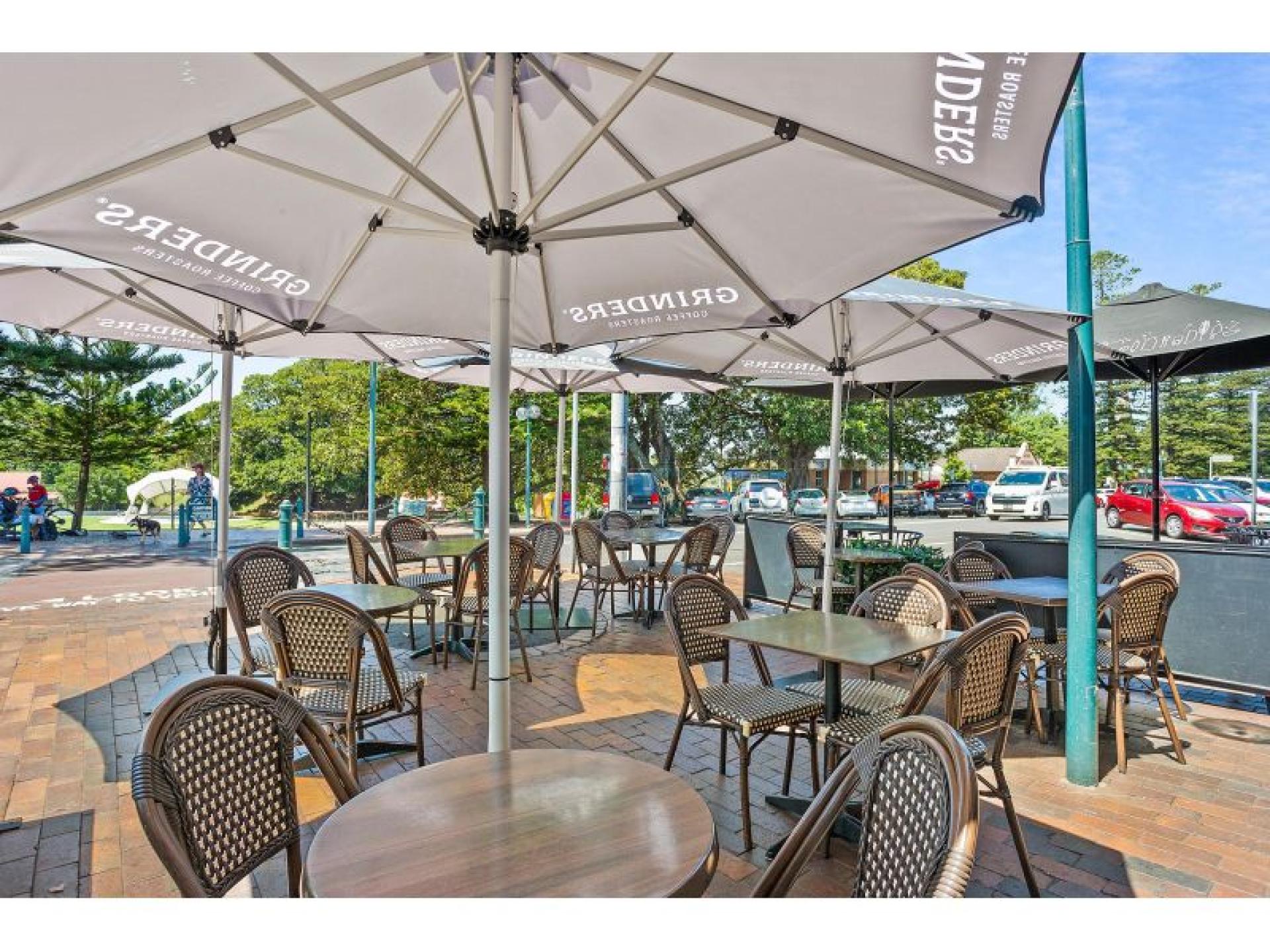 Under-management Cafe - Business 656396 2