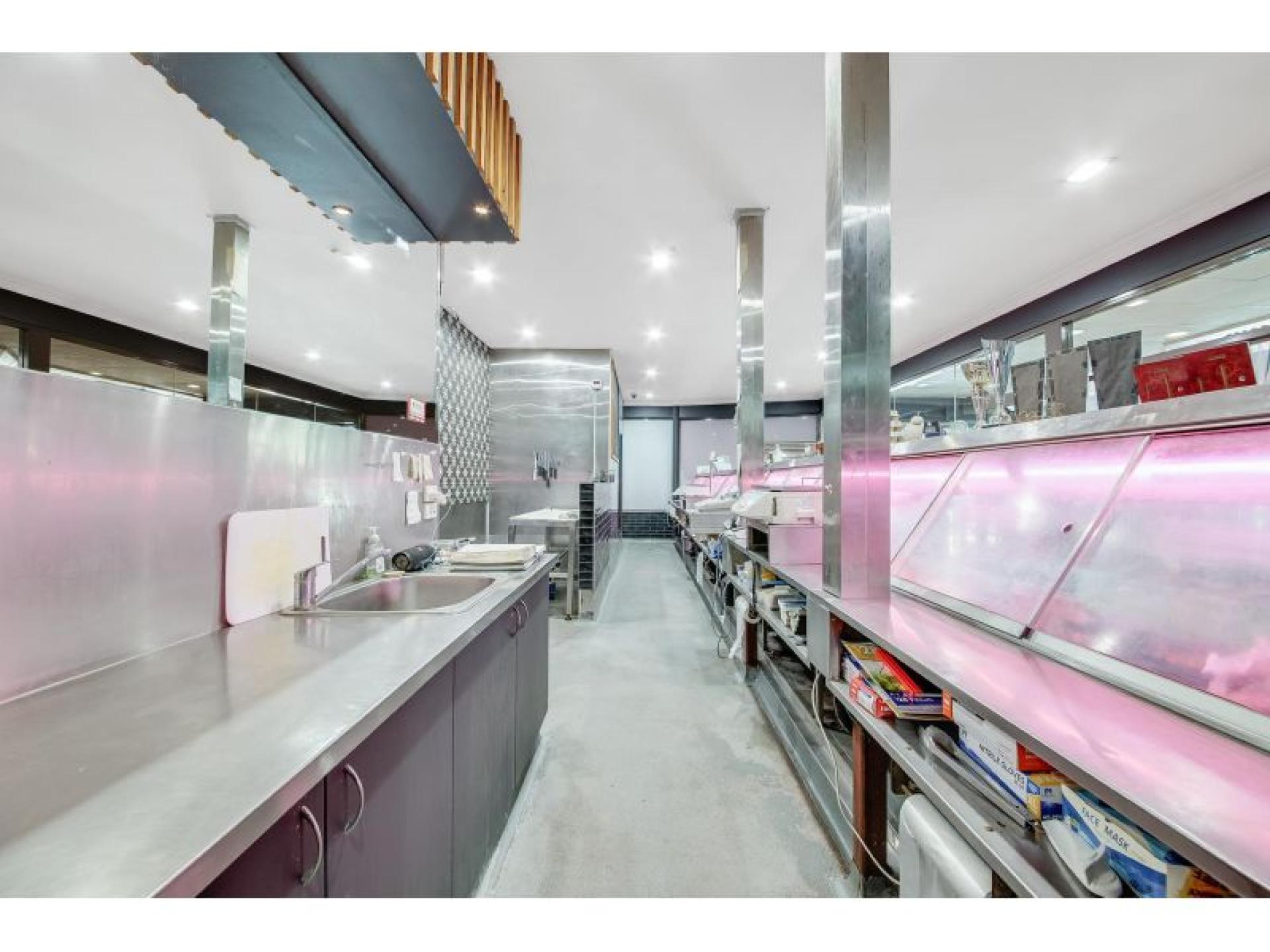 Under Offer - Leading 656879 2