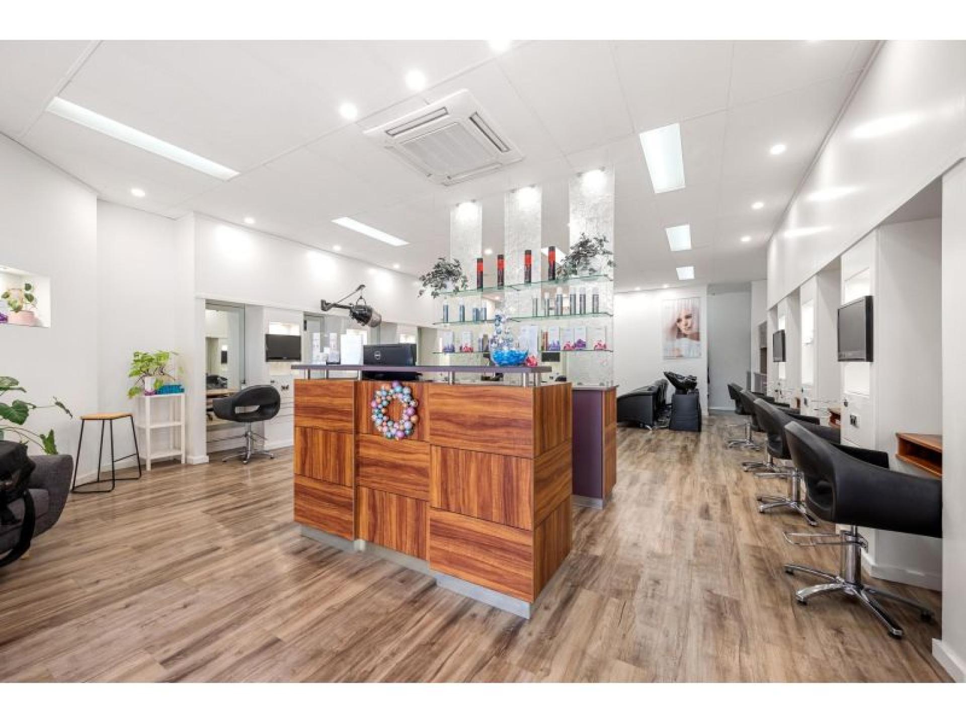 Hair Salon With Room 658306 2