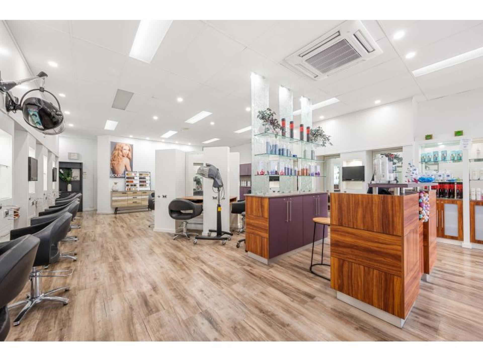 Hair Salon With Room 658306 3