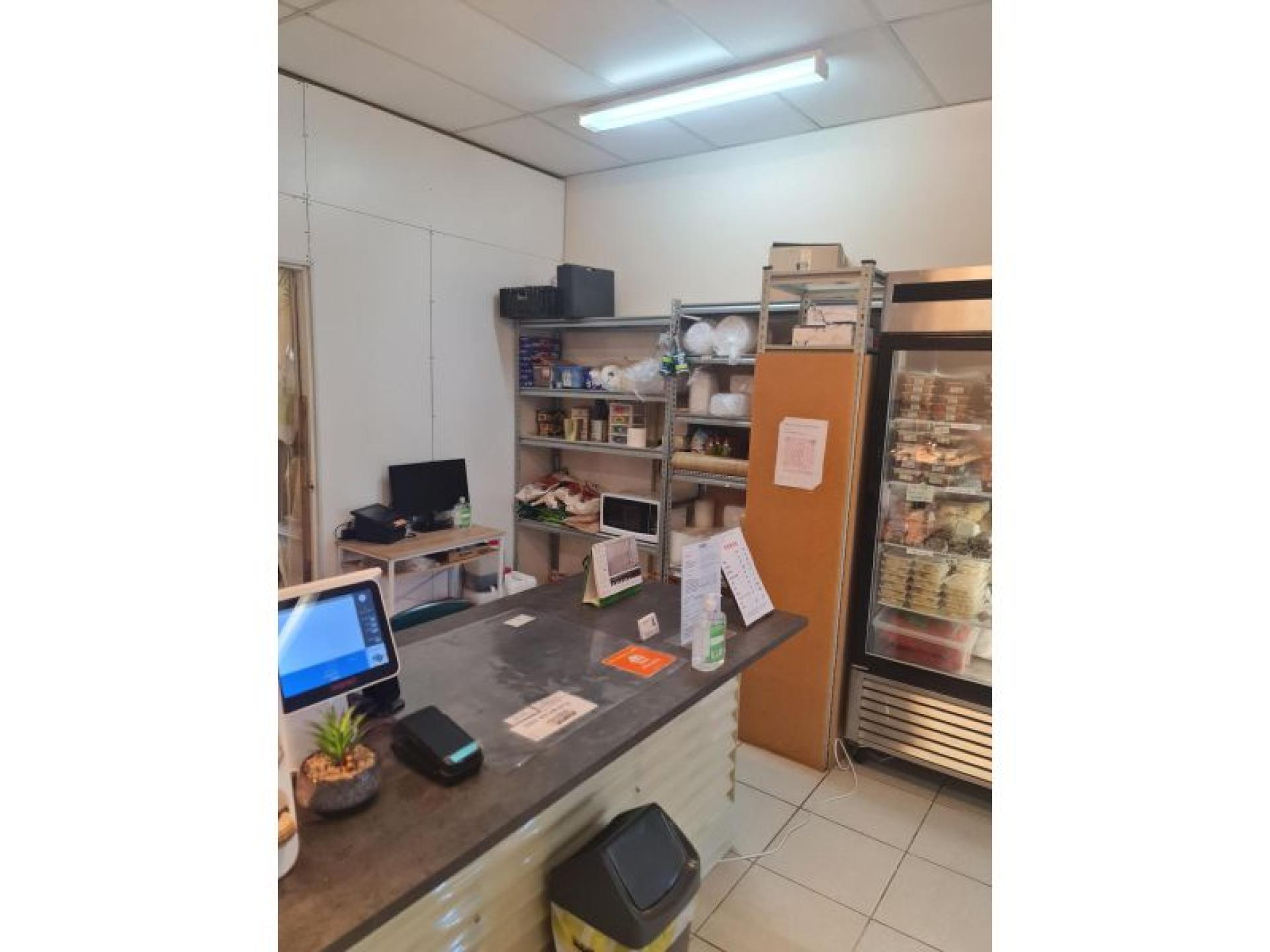 Well Presented Deli / 658321 3
