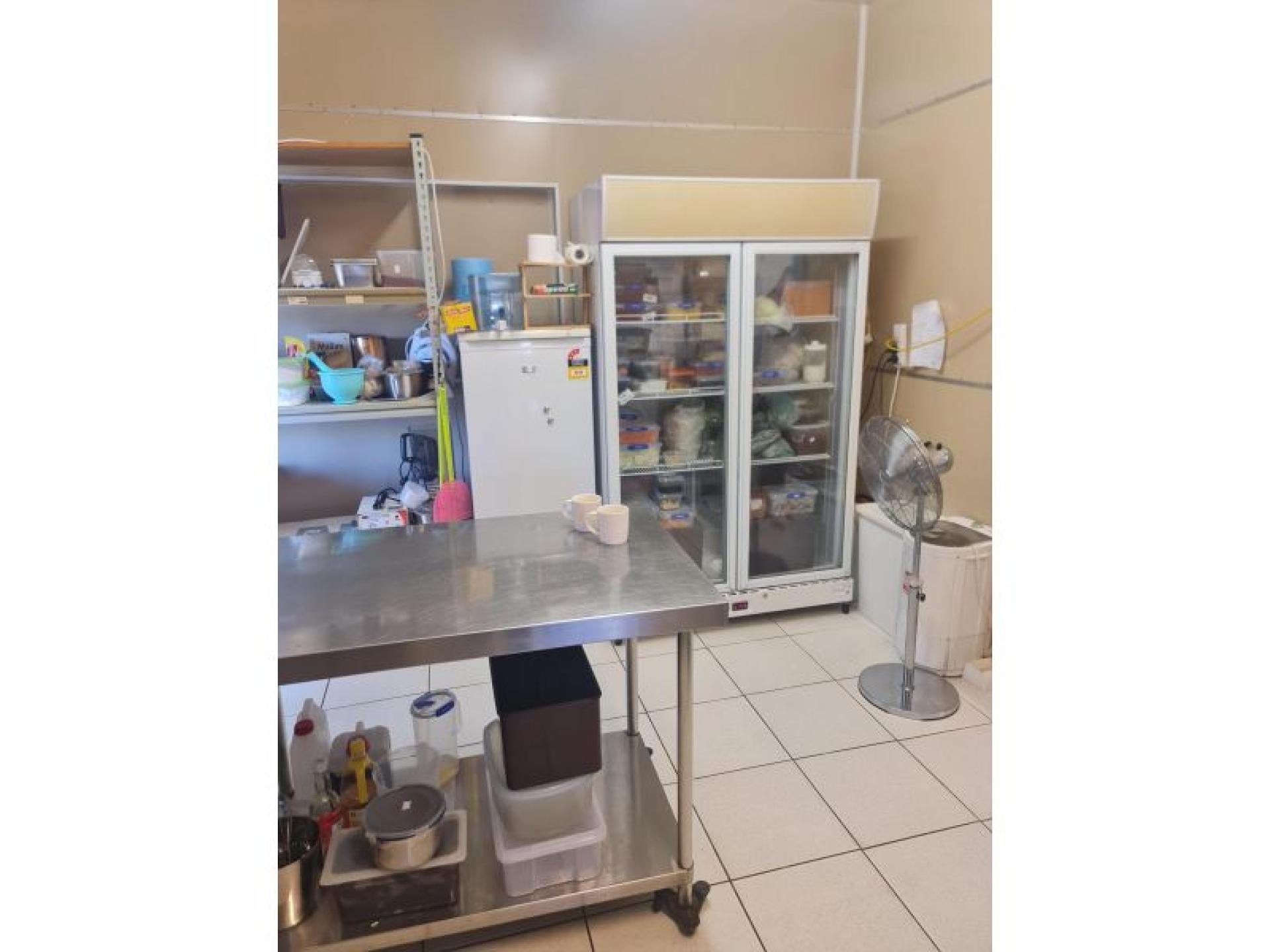 Well Presented Deli / 658321 2