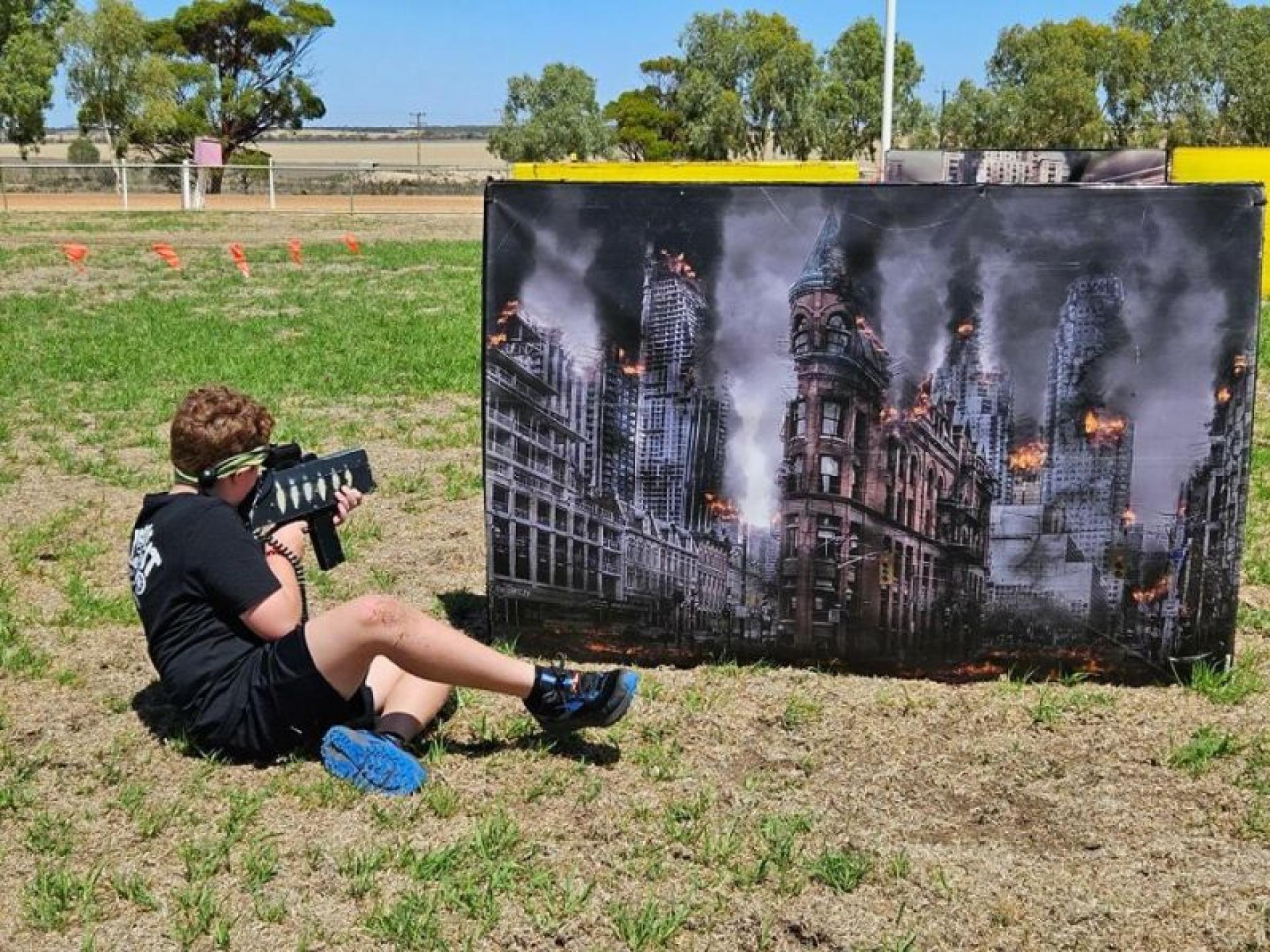 Thriving Outdoor Entertainment / 659108 1