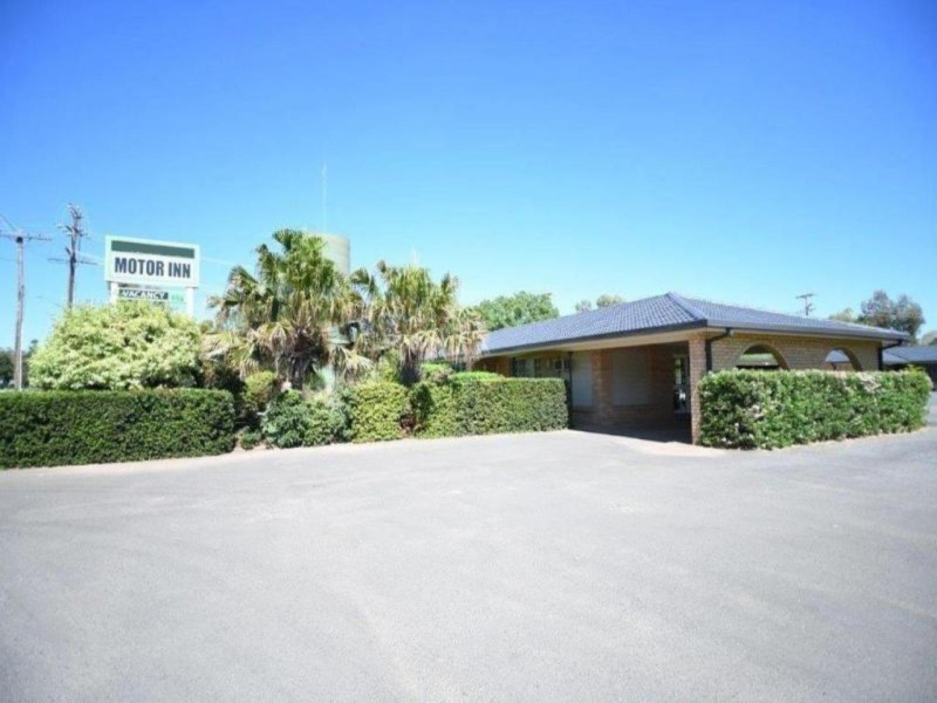 Outback Motel Oasis With 659588 2