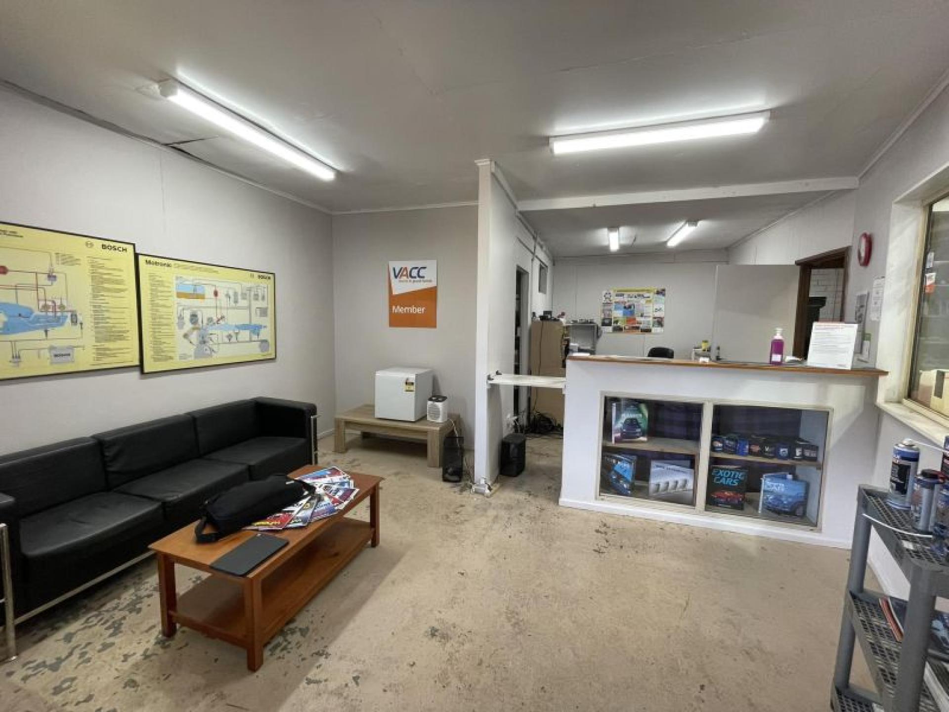 Under Contract - Auto 659649 3