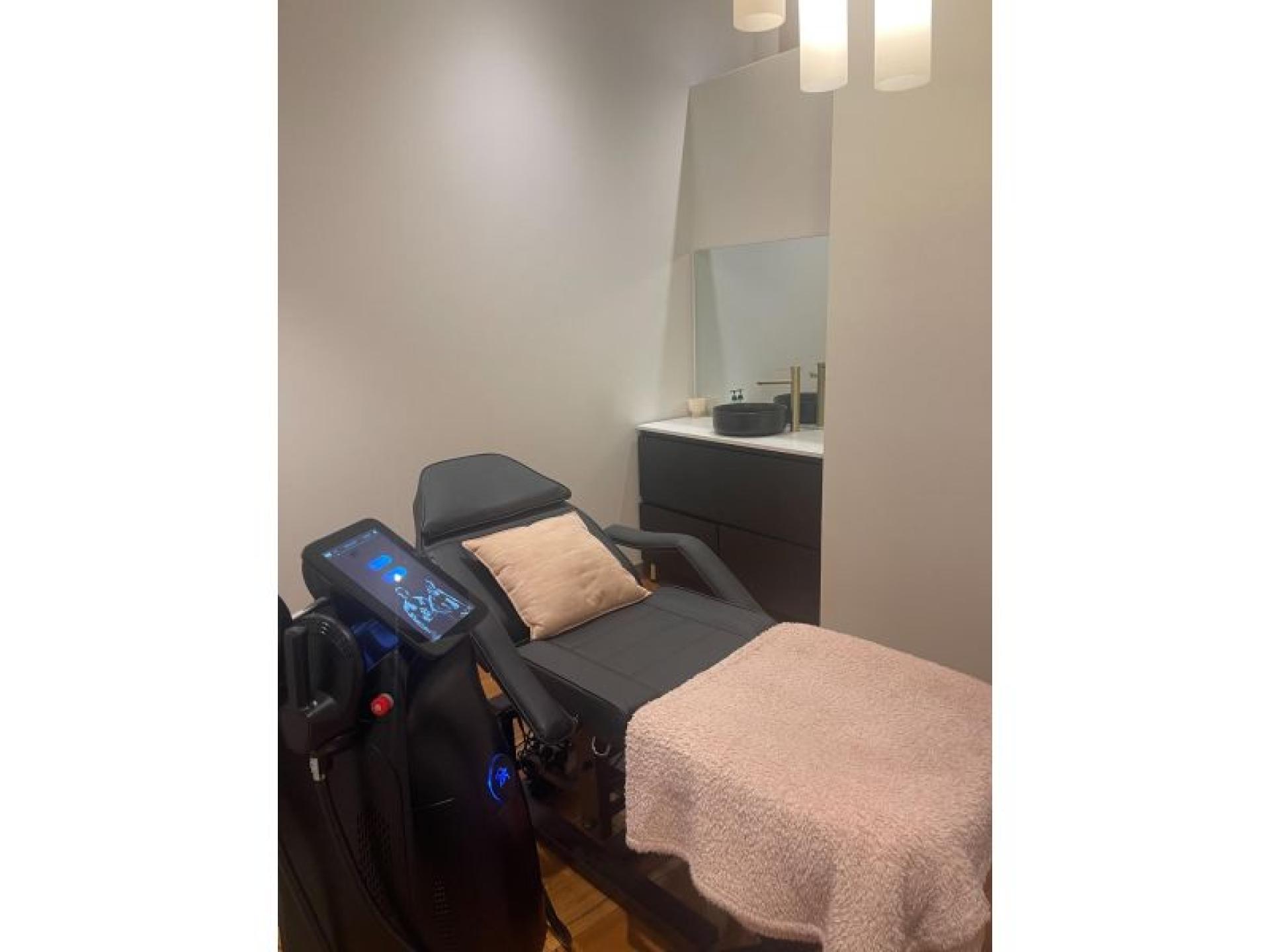 Sold! Waterfront Body Contouring 660194 2