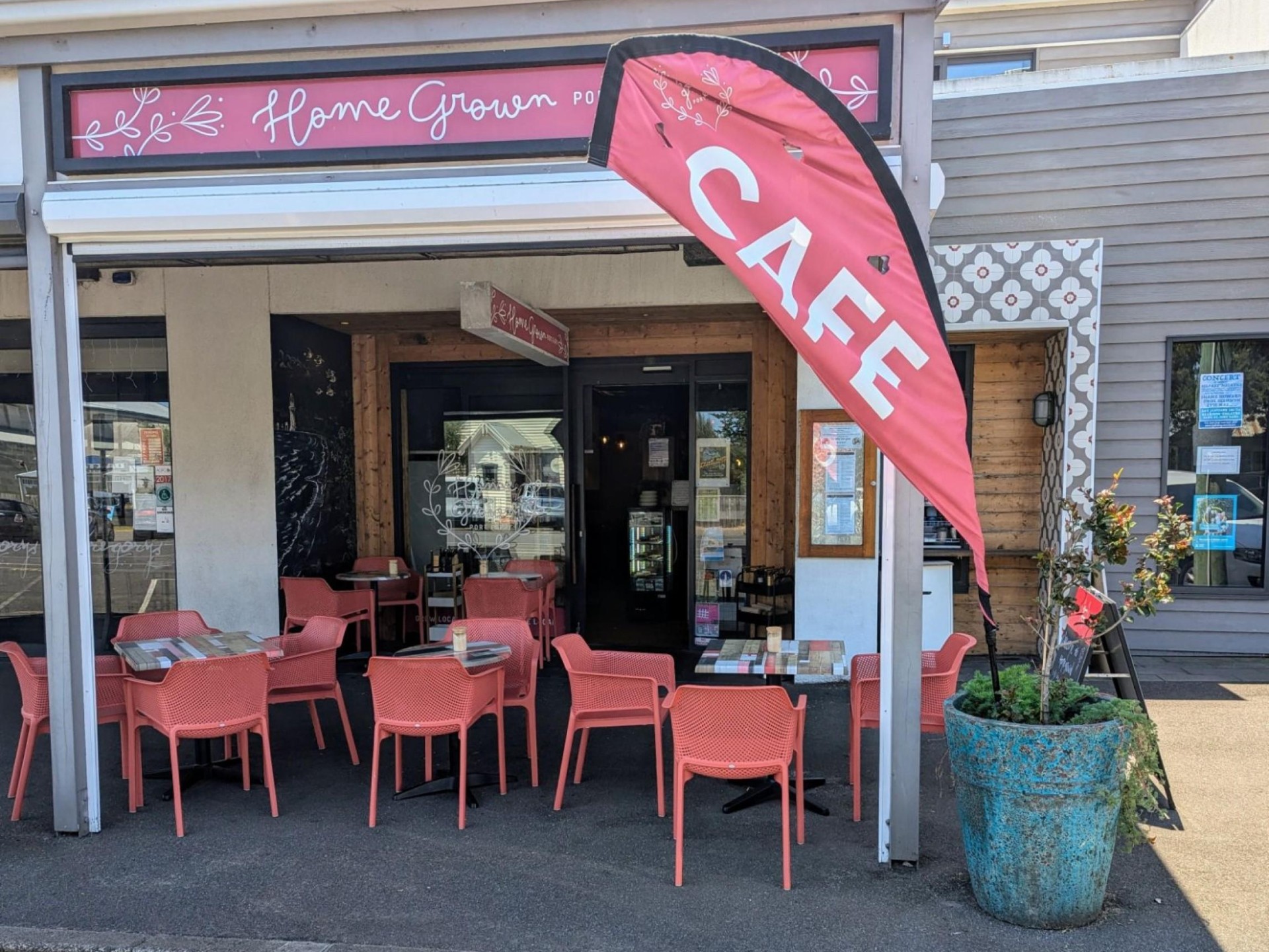 Vibrant Popular Cafe In 660456 2