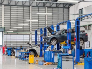 Auto Service Centre – Experienced & Reliable Team