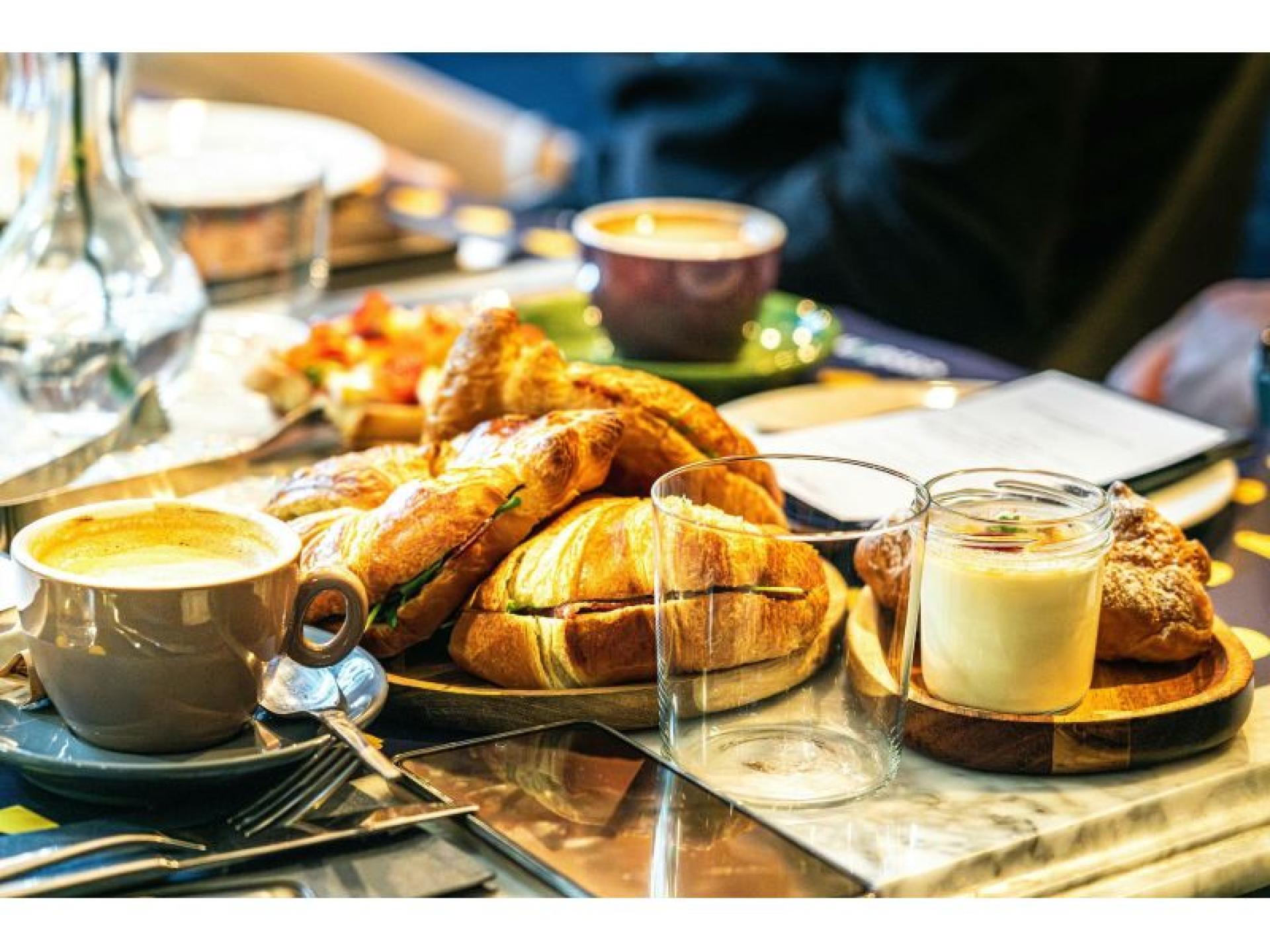 Popular Deli Style Cafe 666647 3