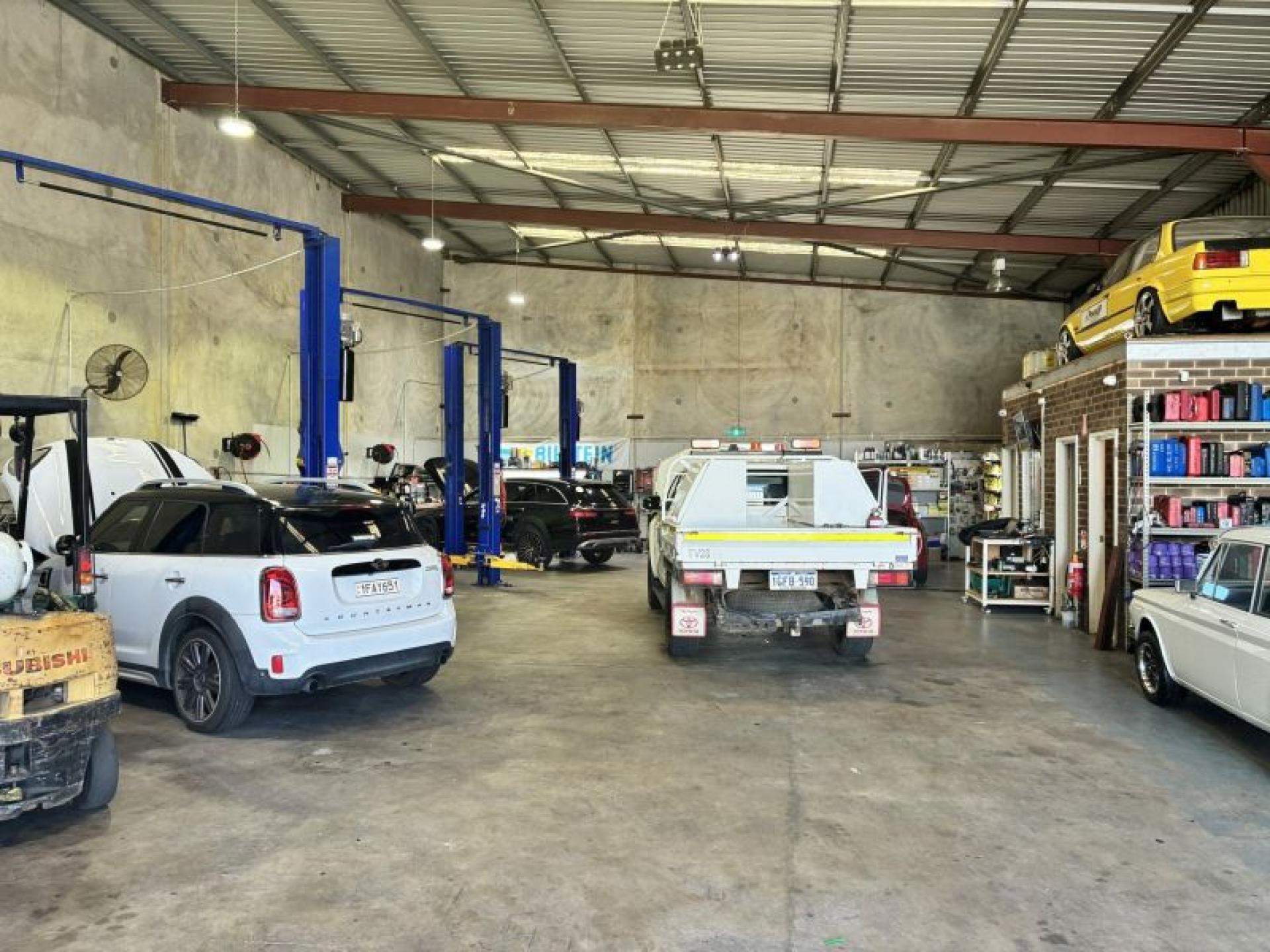 Independent Automotive Mechanical Workshop 669238 3
