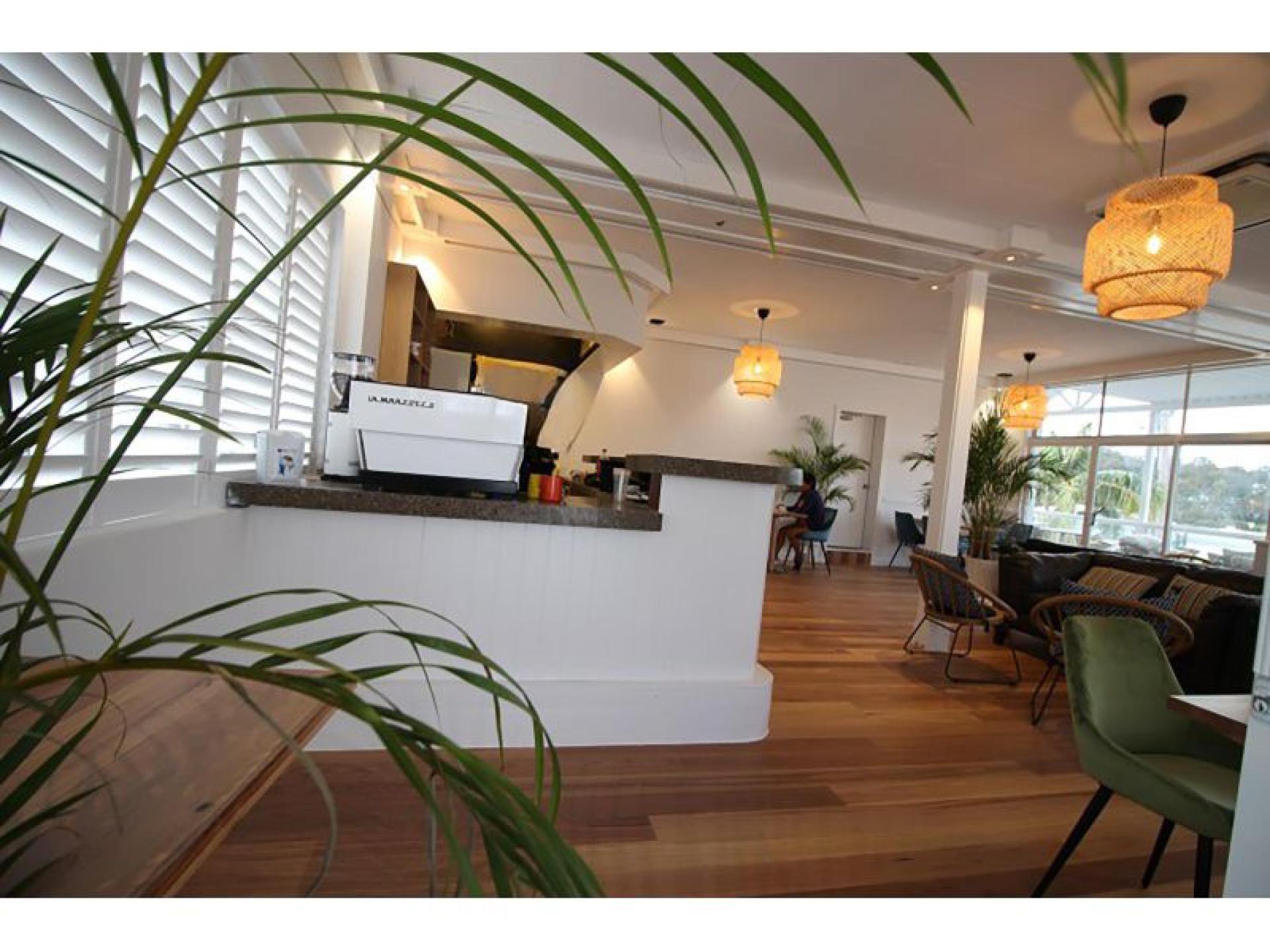 Prestigious Waterfront Motel & 669847 3