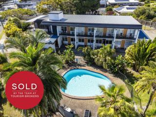 BEACHFRONT FREEHOLD MOTEL, PROFITABLE OPERATION, LIFESTYLE & LAND BANKING - 2882MF