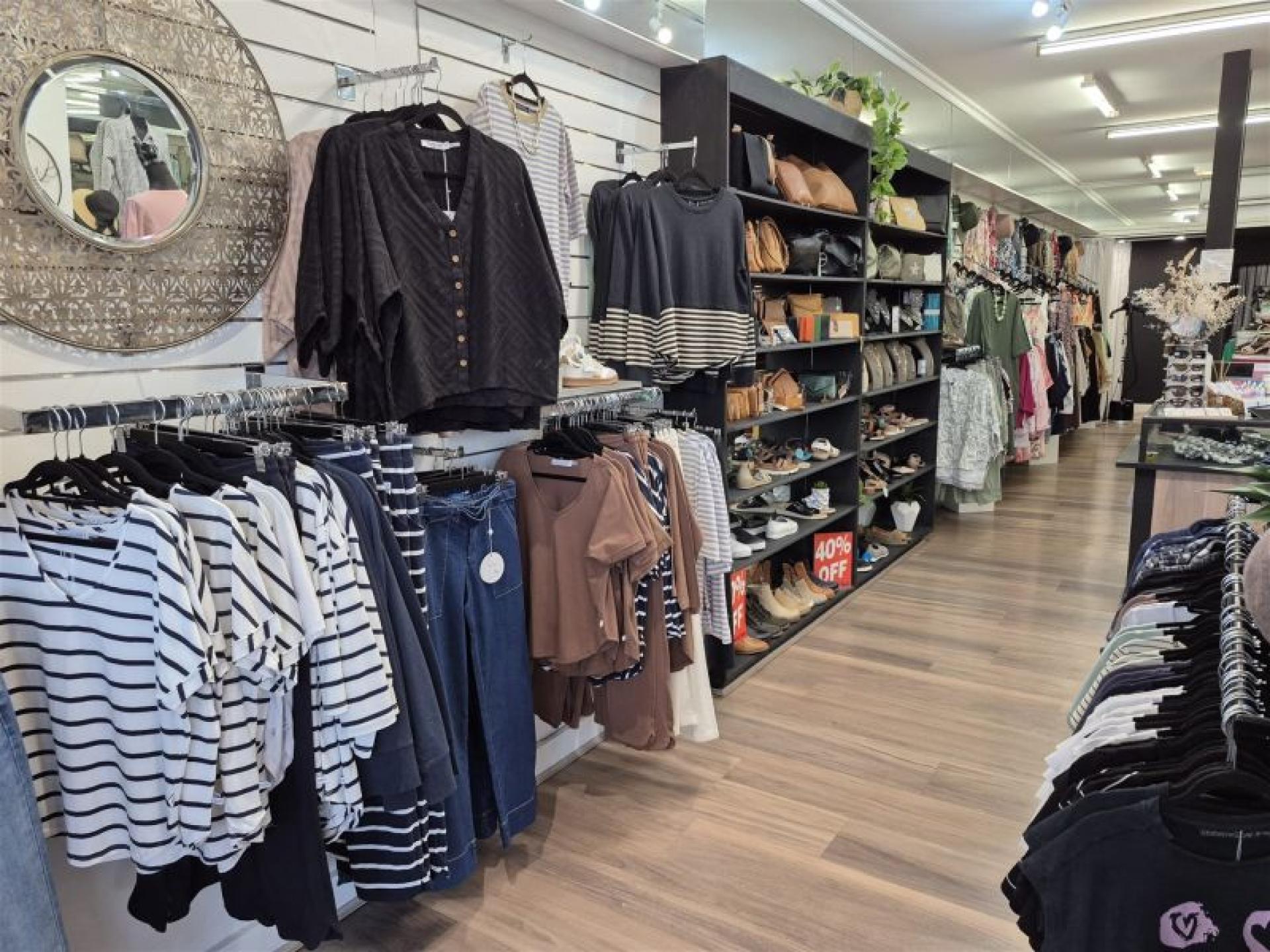 Women's Fashion Boutique - 671192 1
