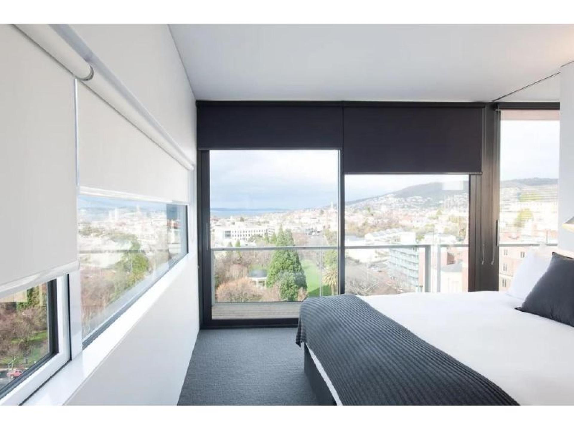 Curtain And Blind Retailer 671441 2