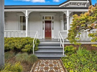 Prime Location Residence with Income or 3 BnB lets (stca) or Health Professional Rooms