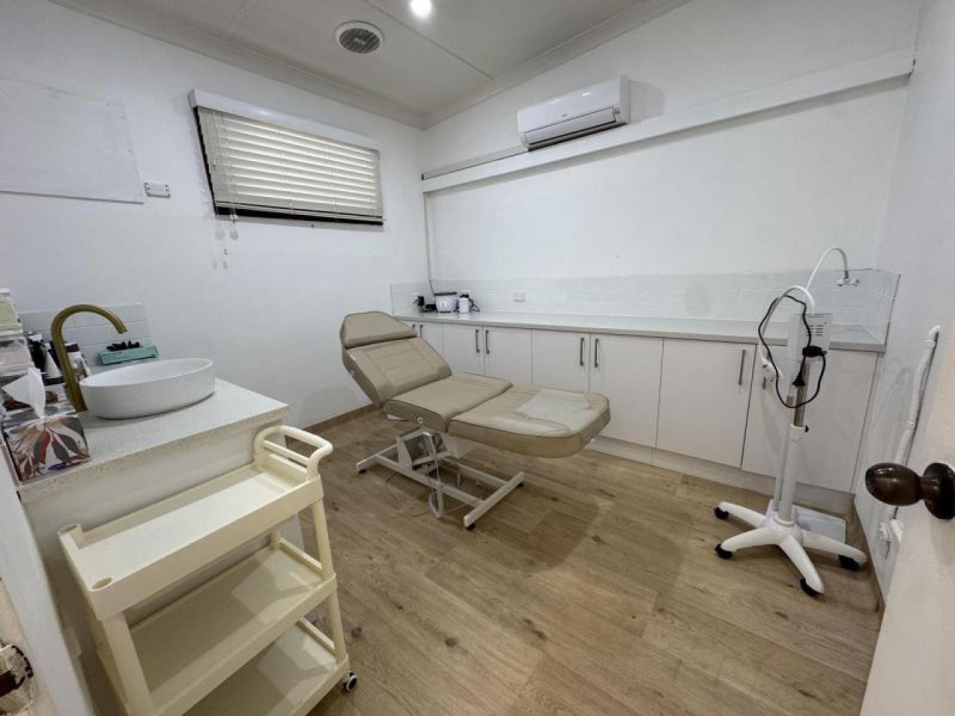 High End Boutique Beauty 671856 1