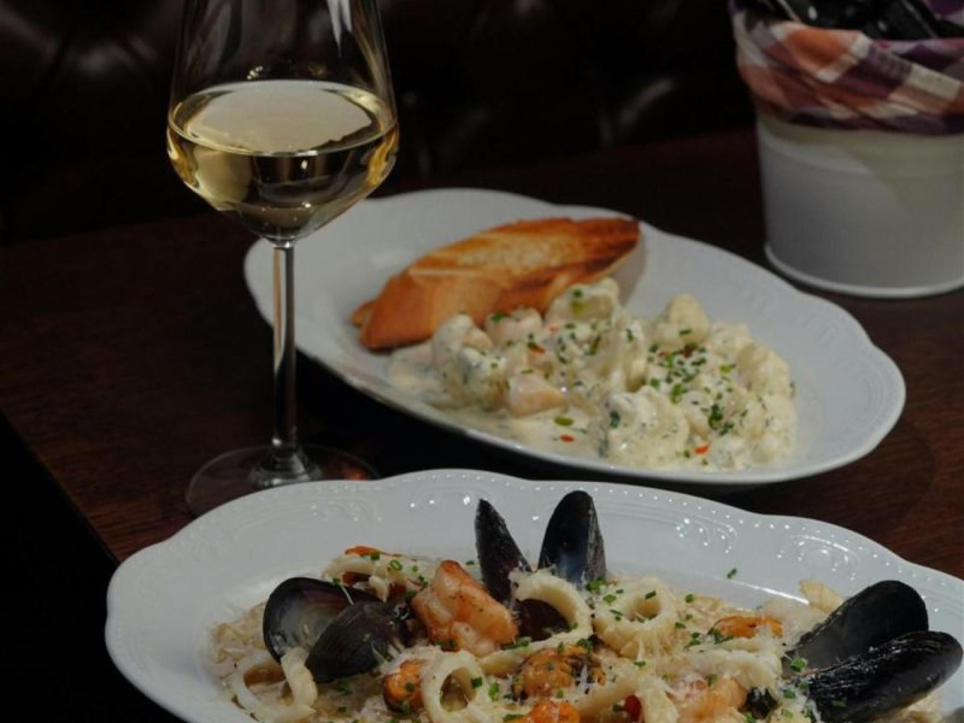 Contemporary Restaurant & Bar 673660 3