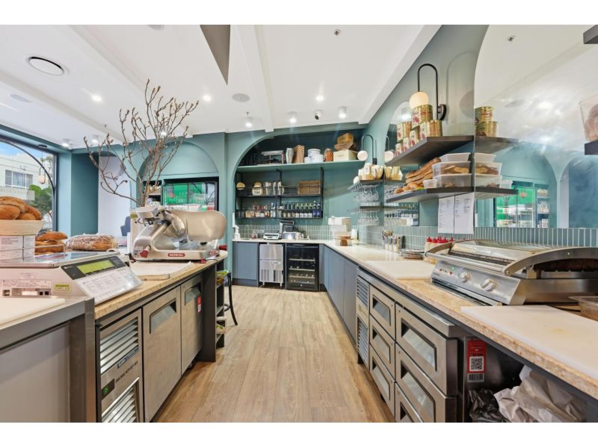 Sophisticated Deli / Cafe 674450 2