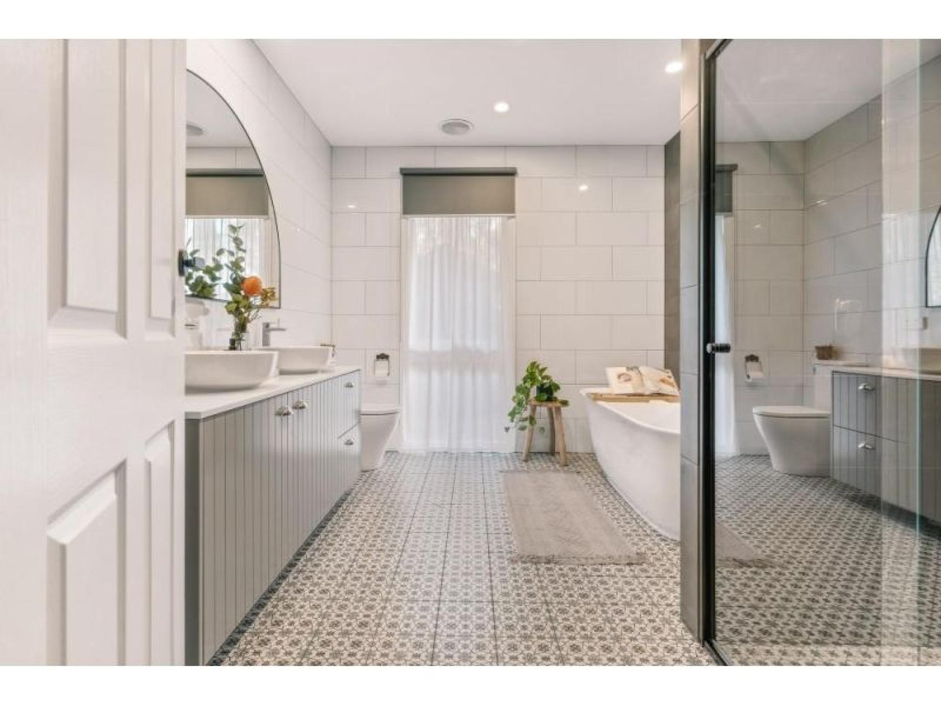 Established Award-winning Kitchen & 675133 3