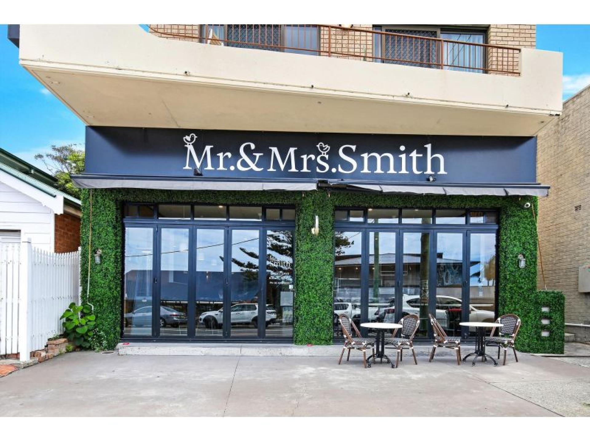 Mr & Mrs Smith 676582 1