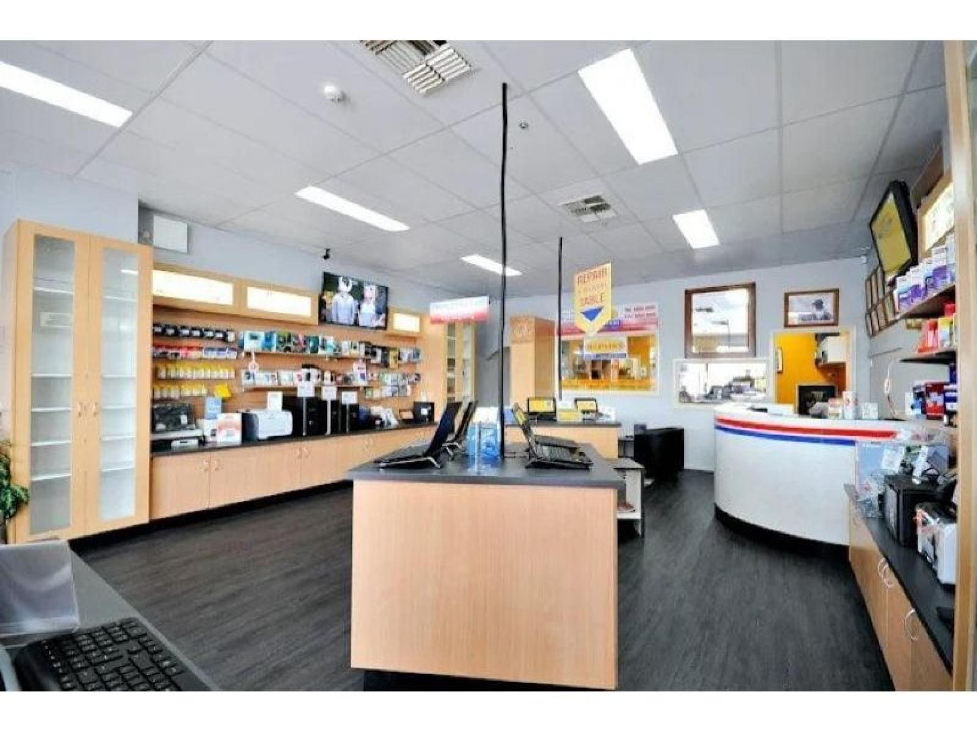 Long-established It Retail & 676976 3