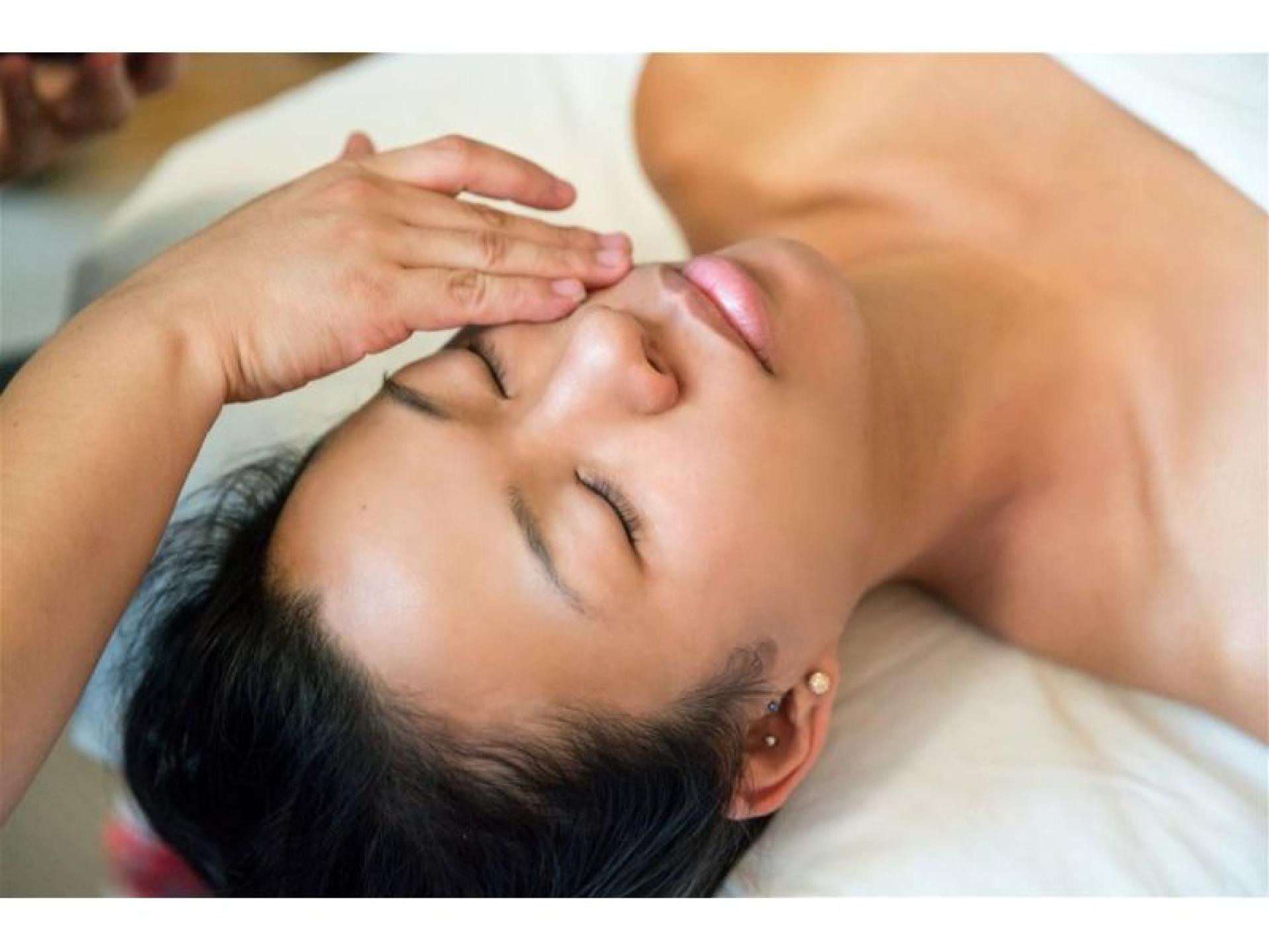 Busy Beauty Clinic & 677073 1