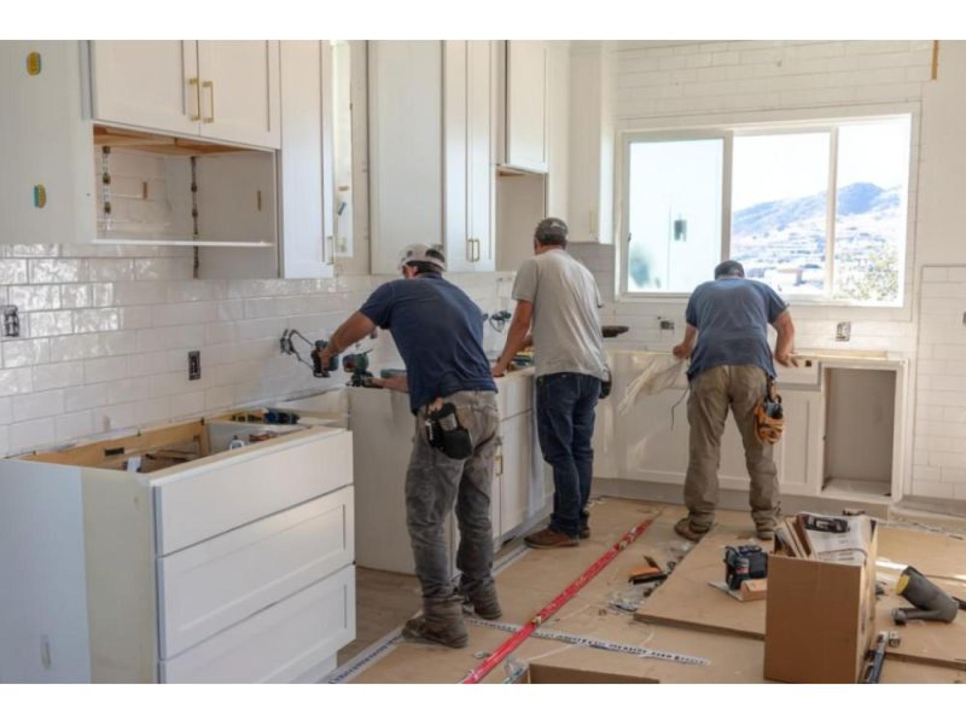 Award-winning Kitchen/bathroom Reno Business 677220 2