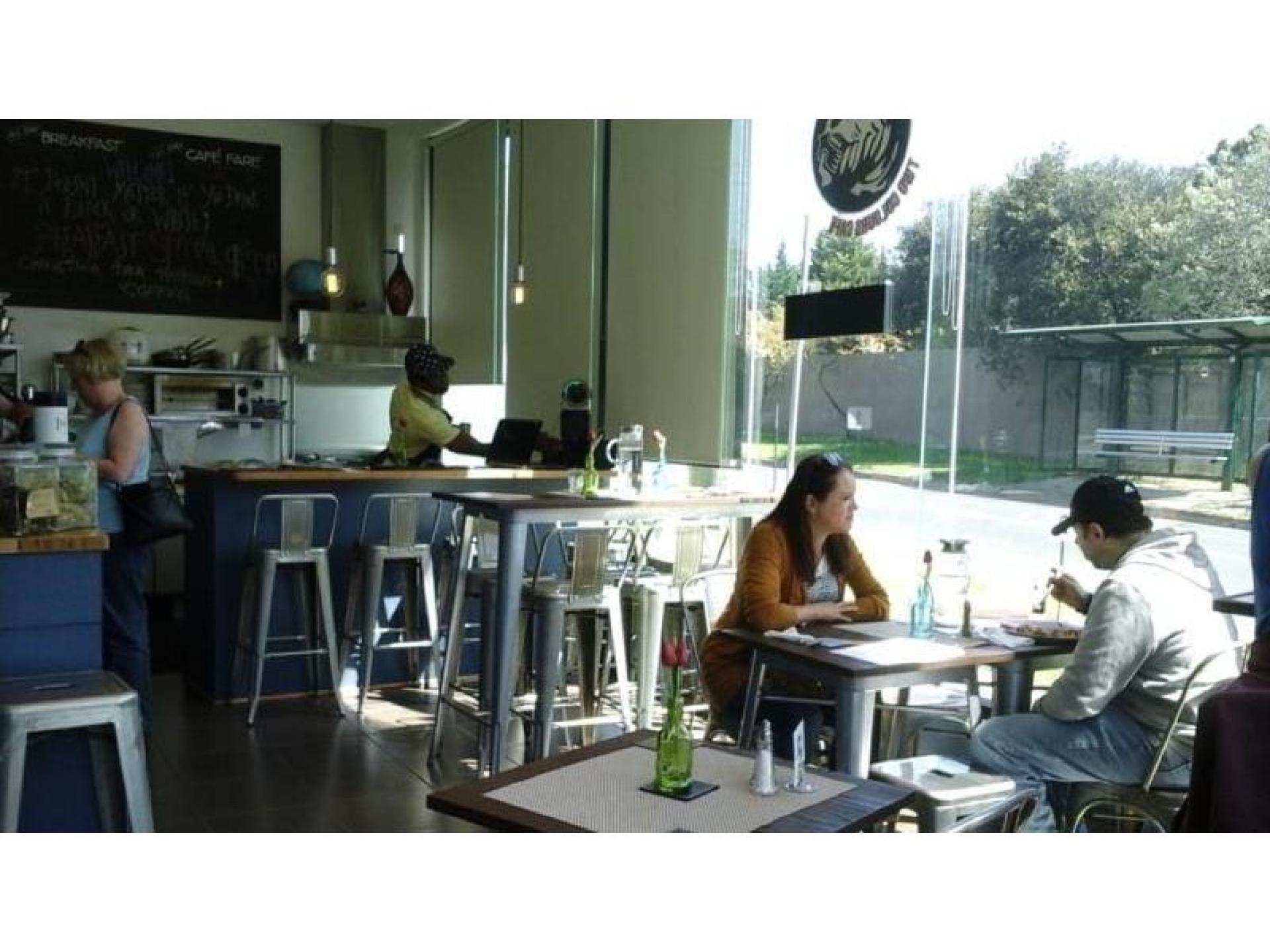 Trendy Cafe/restaurant - Bargain 677432 2