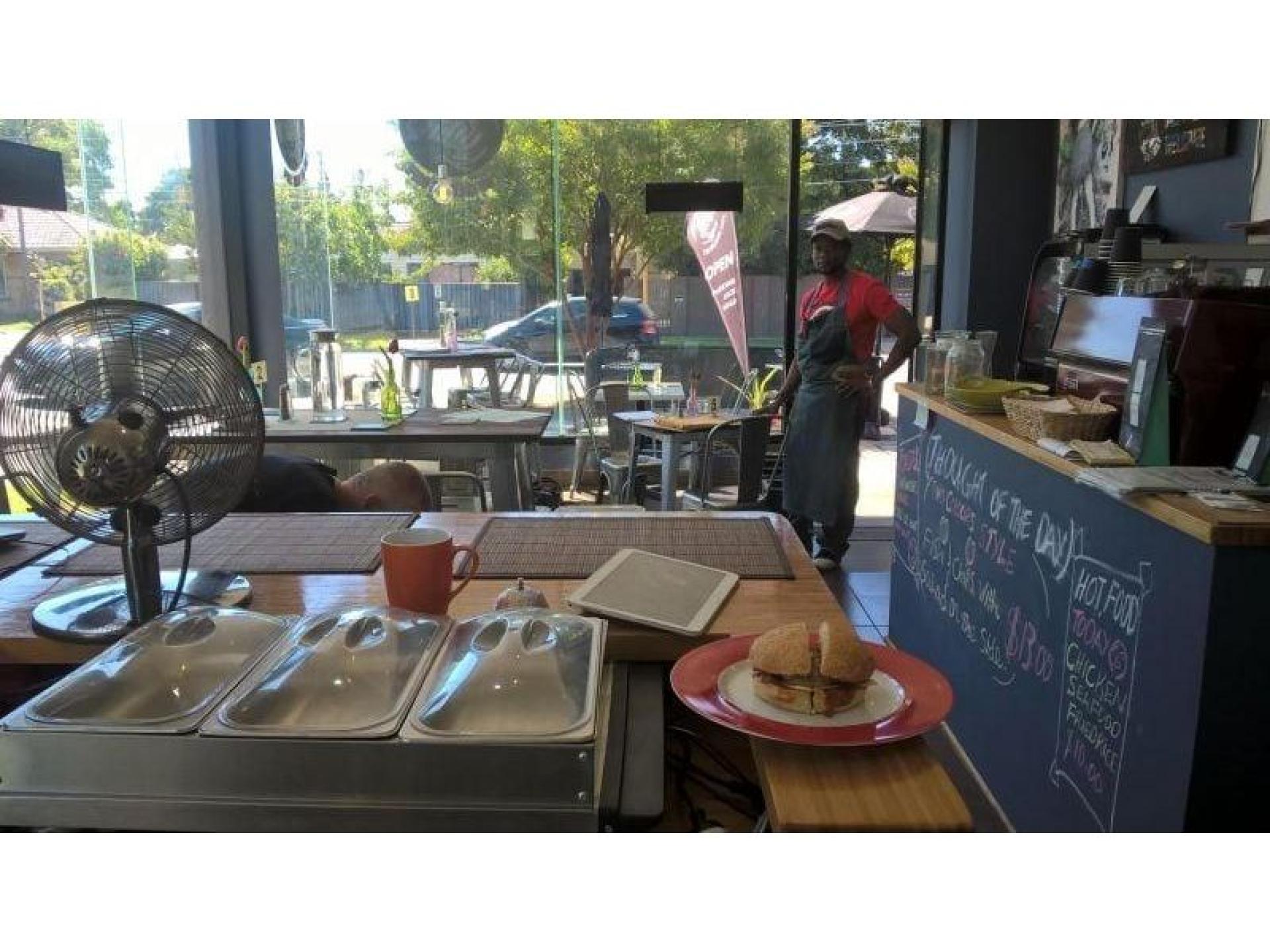 Trendy Cafe/restaurant - Bargain 677432 3