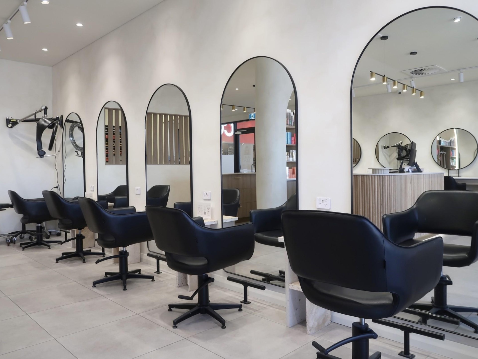 Luxury Fully-fitted Salon — 678470 3