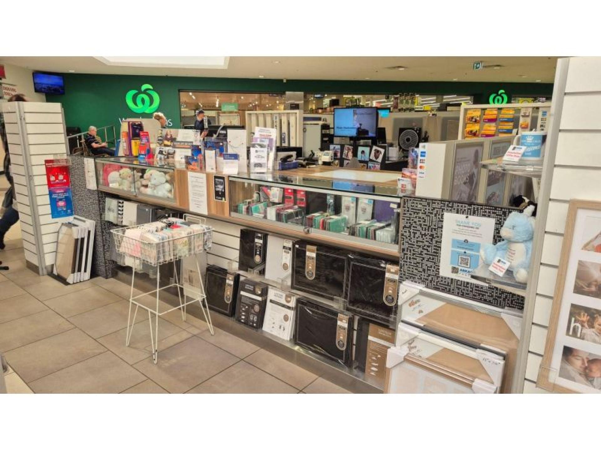 Busy Photographic Shop In 680035 2