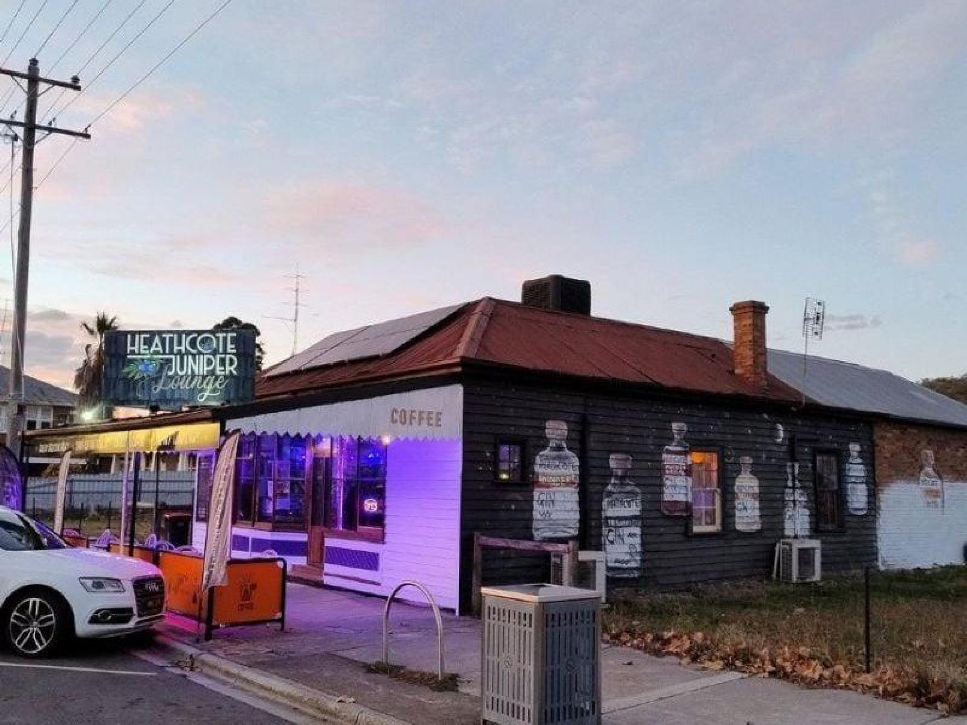 Iconic Gin Bar Restaurant 680721 3