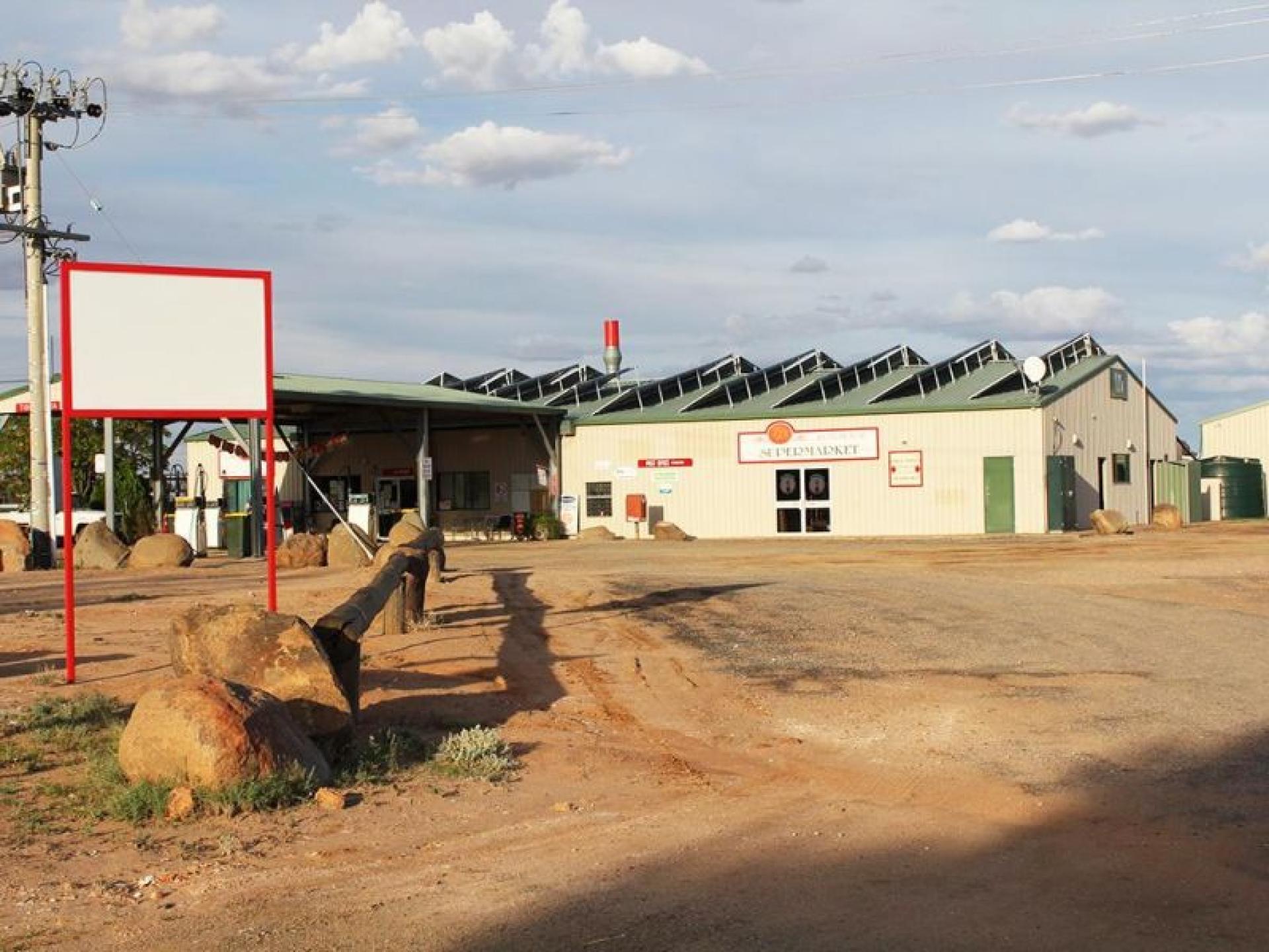 Roadhouse + Motel/caravan Park 680903 1