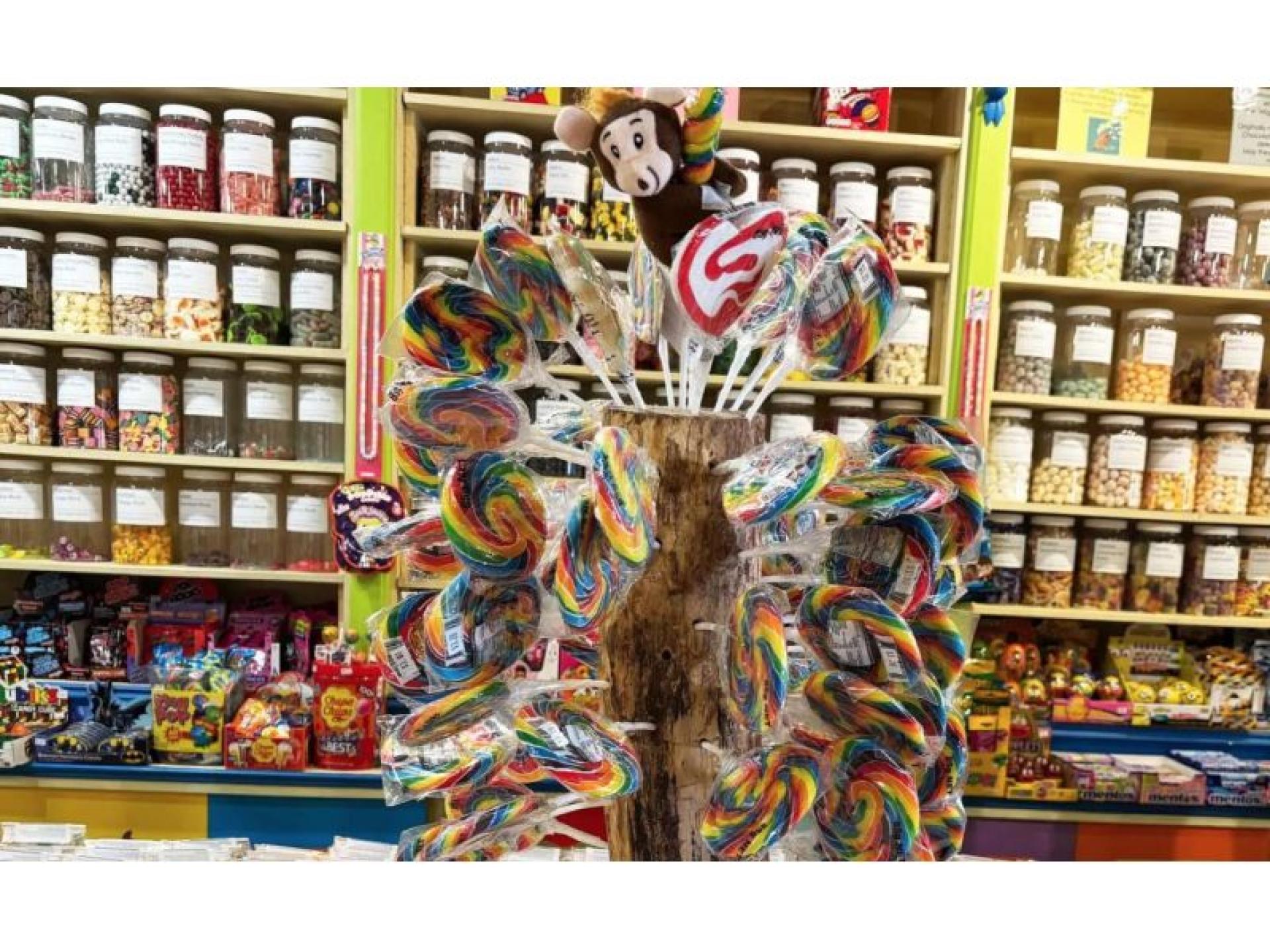 Iconic Confectionery Store Southern 681255 1