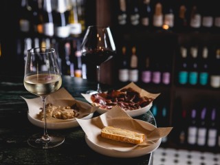 Popular Bar & Pizzeria  Short Evening Hours  Brilliant Fit Out