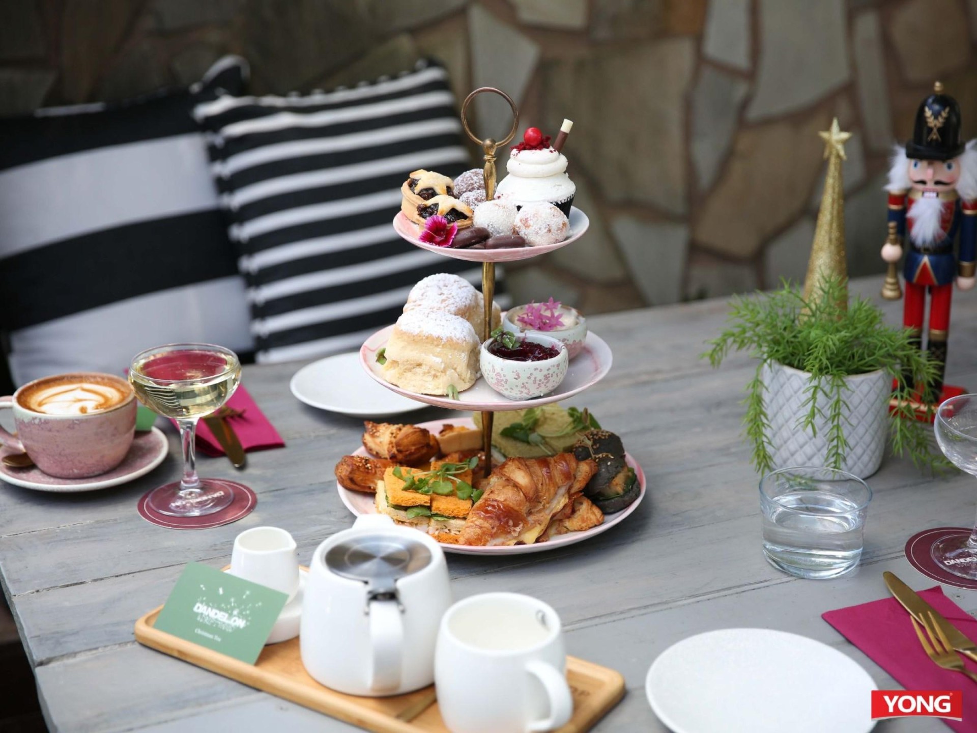 Boutique Hospitality Icon - 682173 2