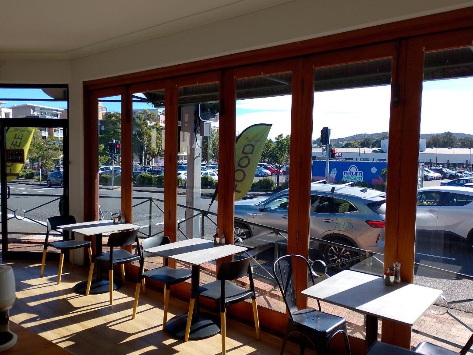 Thriving Cafe With Lake 683941 3