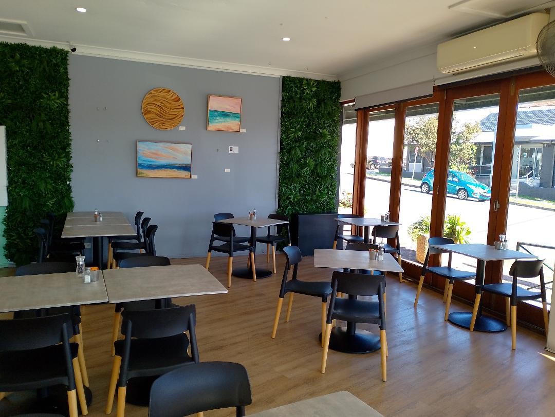 Thriving Cafe With Lake 683941 1
