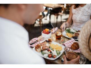 FULLY LICENSED BAR & RESTAURANT | WALKING DISTANCE TO LUNA PARK | NEXT TO MAJOR THEATRE