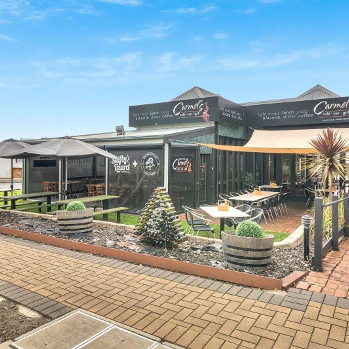 Iconic Cafe Grill Bar 687369 2