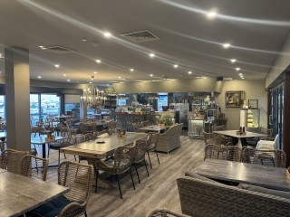 WATERFRONT RESTAURANT – GREAT PROFIT & LIFESTYLE – PRICED TO SELL – BARGAIN OPPORTUNITY ..