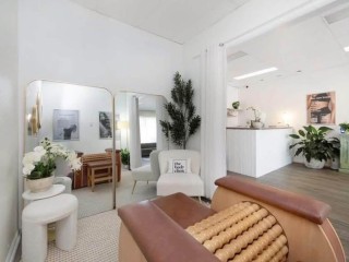 HEADLINE  Established Body & Aesthetic Clinic | 17 Years | Turnkey Opportunity