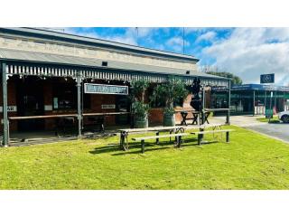Award-Winning Farmers Arms Hotel – Creswick