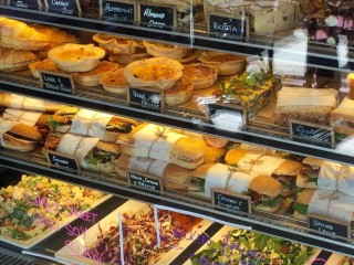 BUSY 5-DAY LUNCHBAR – FIRST TIME OFFERED ..