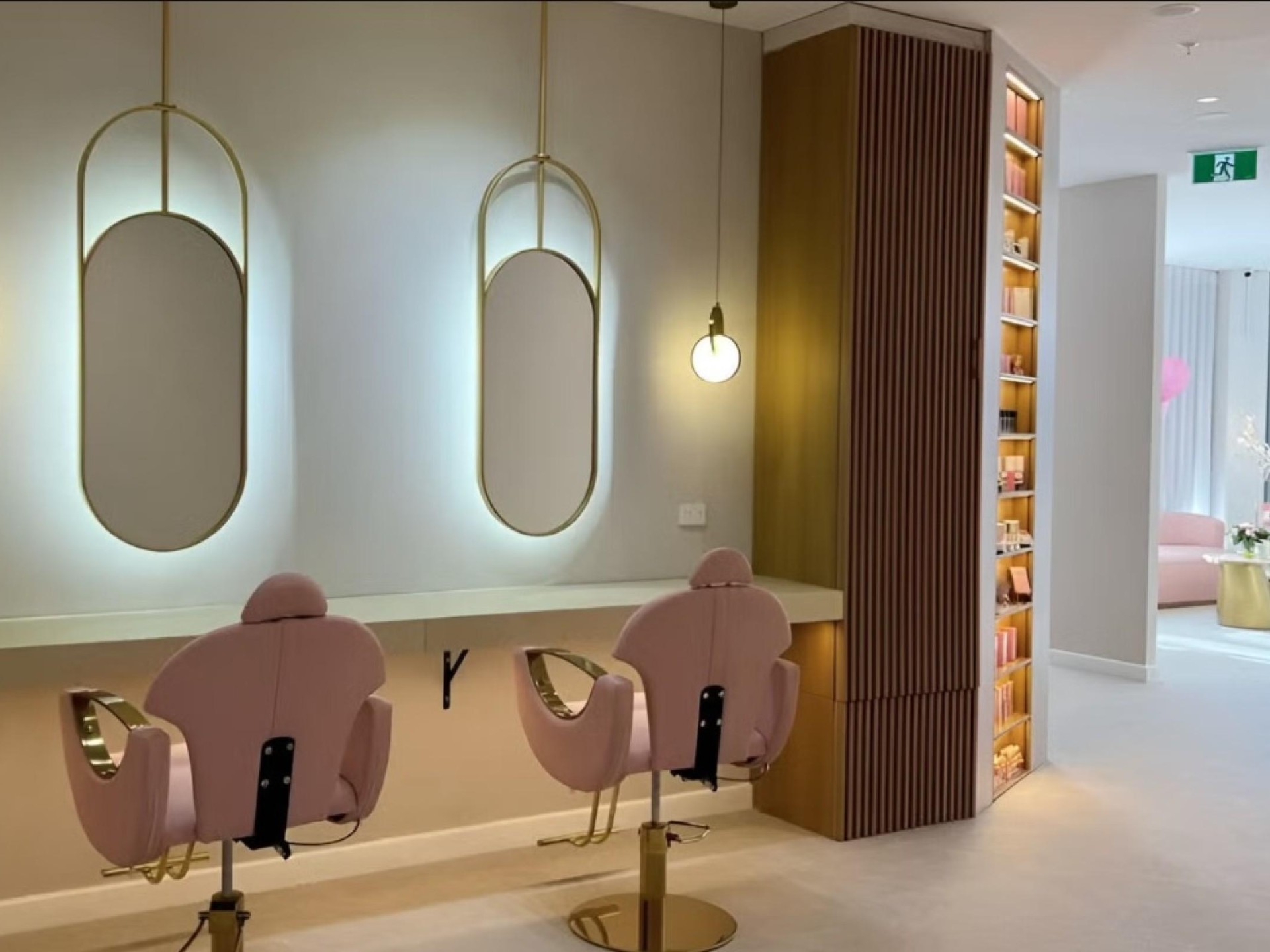 Premium Beauty Salon Mount 689638 2