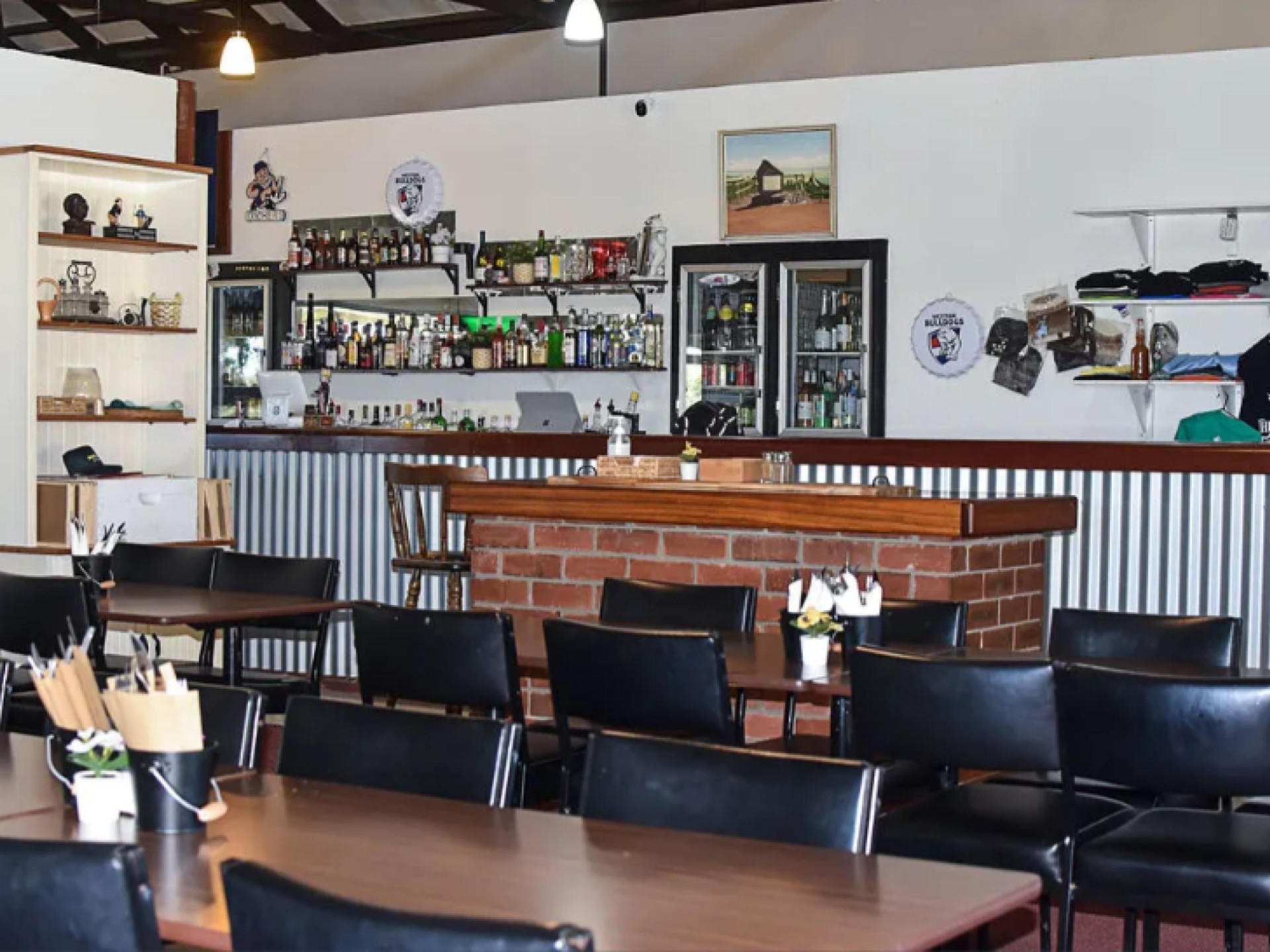 Tavern Pub & Accommodation 690044 2
